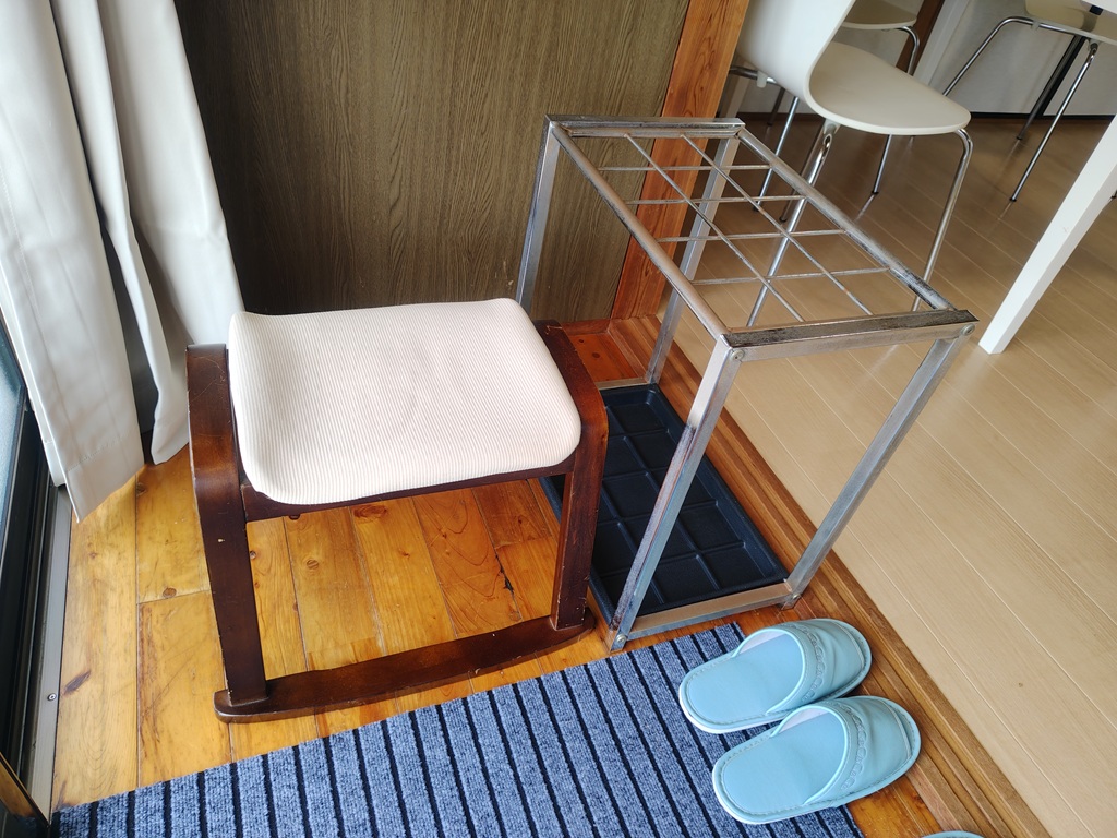 鹿屋市の整体:からだ回復院 鹿屋の腰掛と傘・杖縦